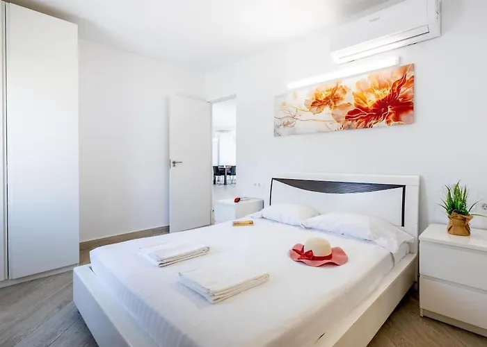 Stunning Mila In Madronal, Heated Pool Вілла